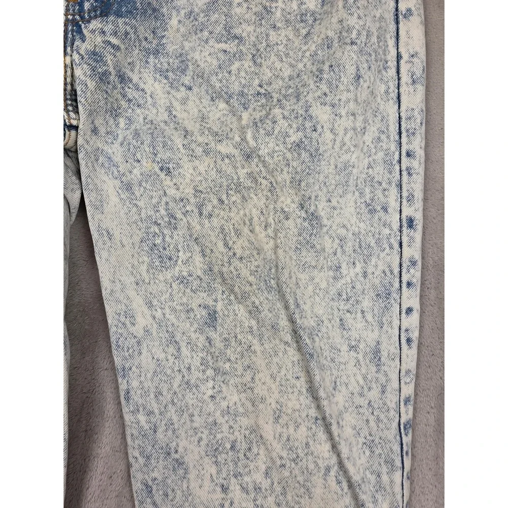 Levis has visible